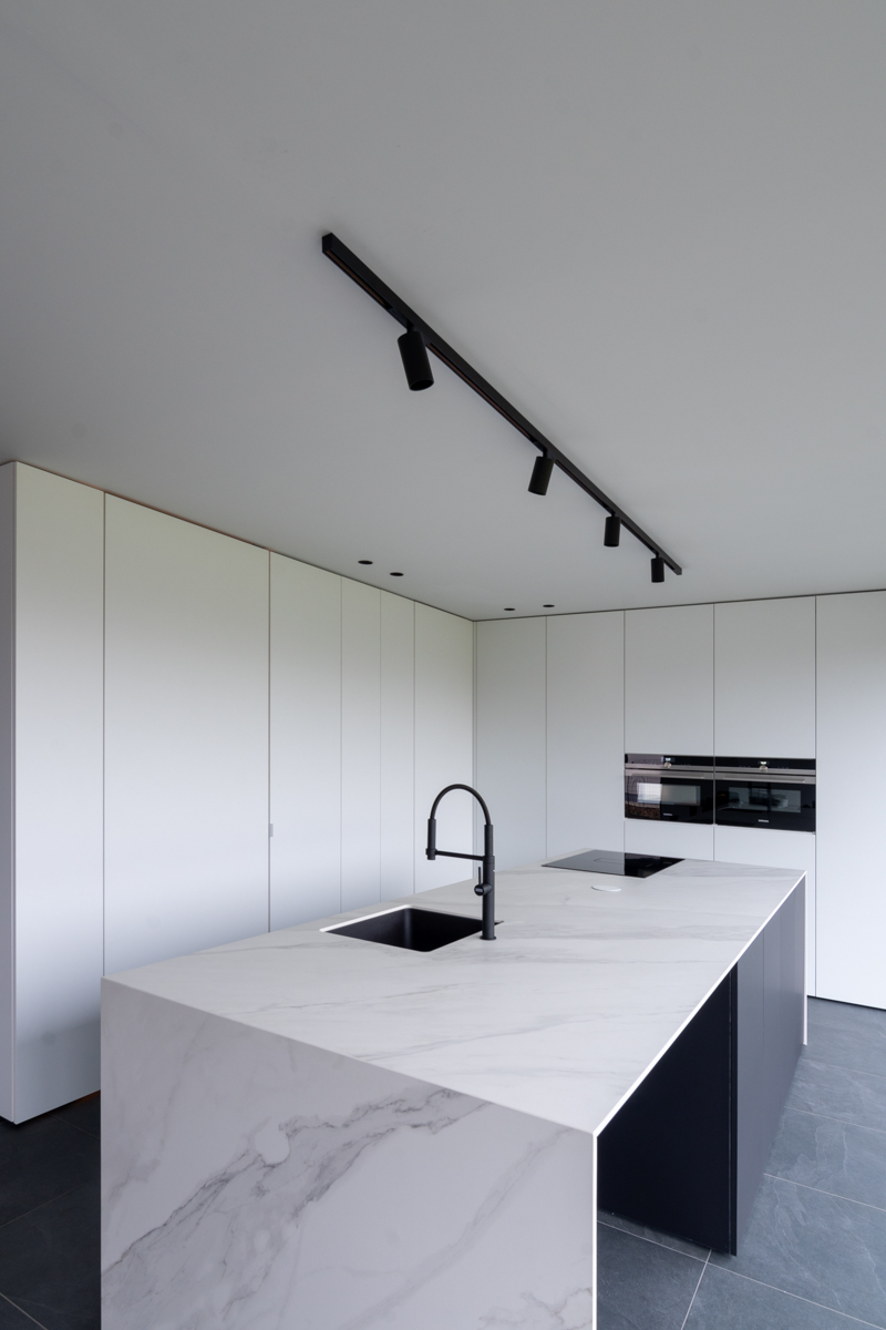 Moderne keuken met keukeneiland in kleuren zwart en wit.