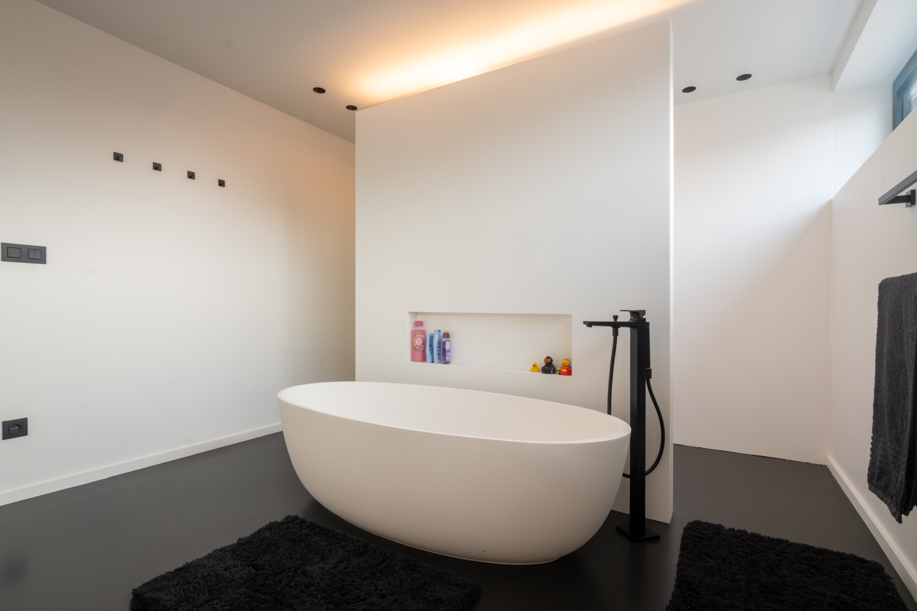 Moderne badkamer met ledstrip.